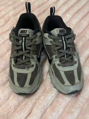 Nike kids Gray vomero 5